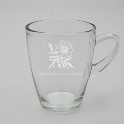 Glastasse mit Gravur
