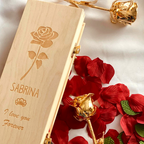 Goldene Rose mit graviertem Holzkoffer