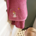 Besticktes Handtuch für Kinder und Babys 70 x 140 cm - Maus Himbeere