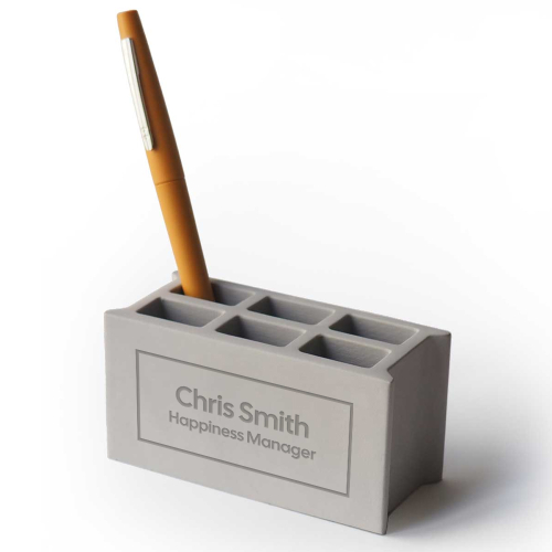 Bleistiftbehälter mit eingraviertem Betonstein