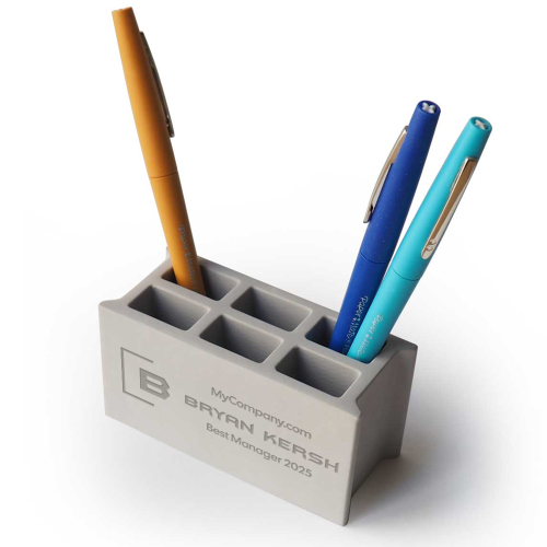 Bleistiftbehälter mit eingraviertem Betonstein