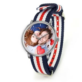 Personalisierte Armbanduhr mit gestreiftem NATO-Strap Personalisierte Armbanduhr mit gestreiftem NATO-Strap