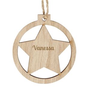 Personalisierte Weihnachtskugel aus Holz in Sternform mit Namensgravur