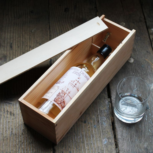 Personalisierte Whisky-Flasche in Holzkiste