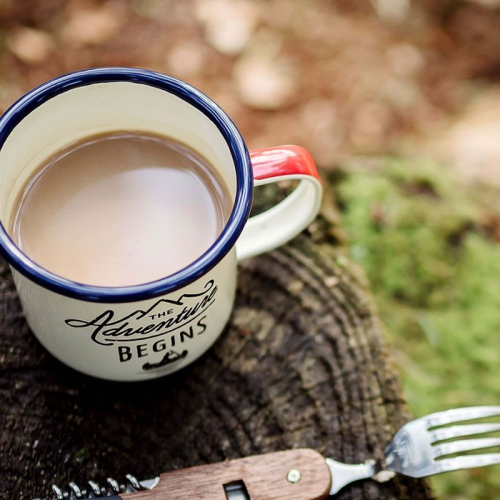 Emaillierte Tasse Cremefarben