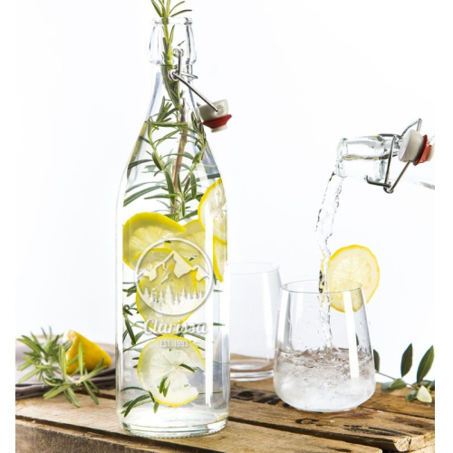 Wasserflasche mit Zitronen und Rosmarin