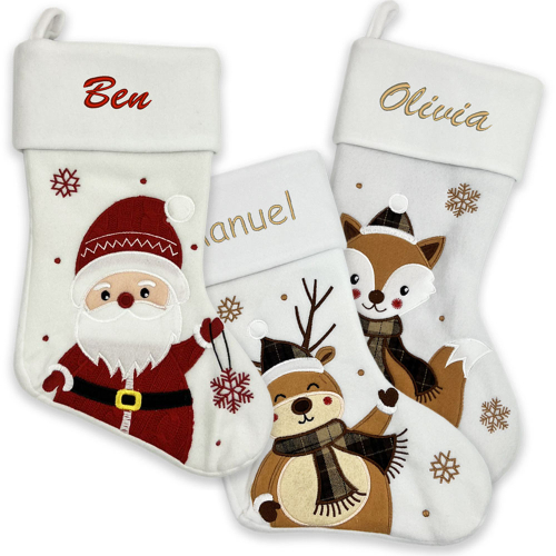 Weiße Weihnachtsstiefel mit einem Namen bestickt