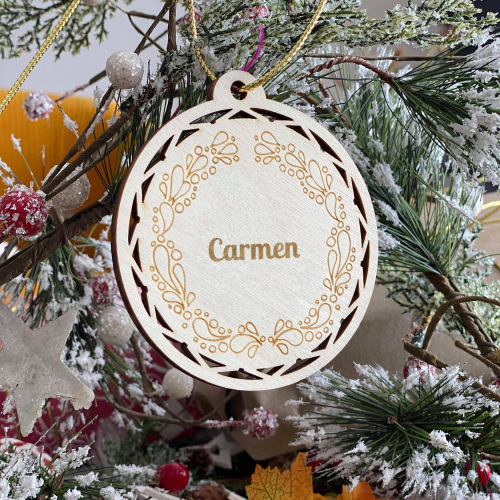 Weihnachtskugel aus Holz mit Verzierung