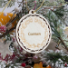 Weihnachtskugel aus Holz mit Verzierung